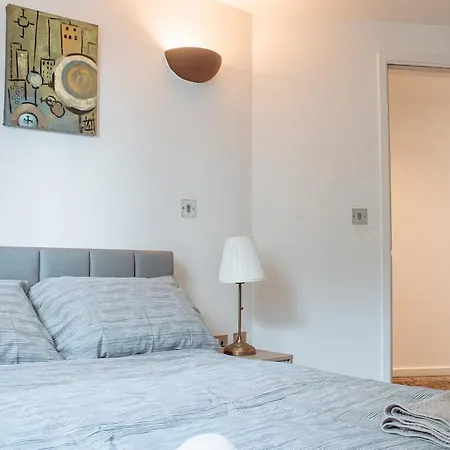 Modern 1-bedroom Flat In Centre