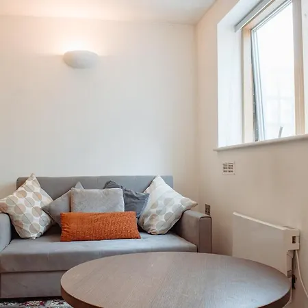 Modern 1-bedroom Flat In Centre
