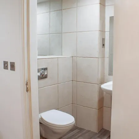 Modern 1-bedroom Flat In Centre *